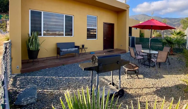 Cozy and pet friendly Studio! Mountains view, gated patio!