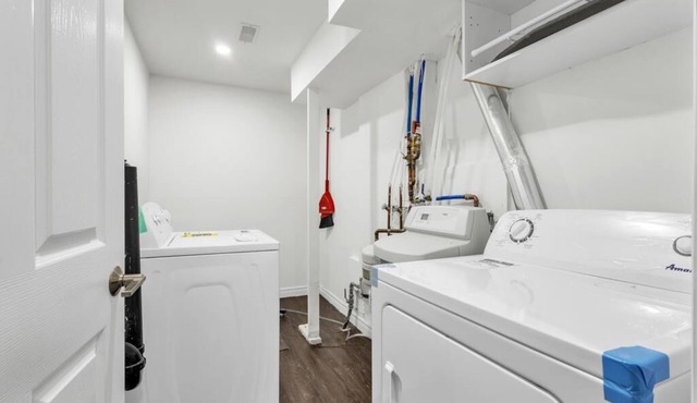 Cozy and Private 1 Bedroom Plus Den Fully Equipped with Laundry and Sleeps 4