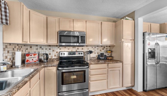Cozy and Private 2-bedroom townhome in Lakeland - peaceful nature backdrop!
