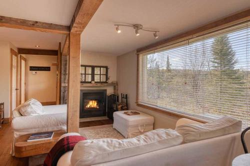 Cozy and private 3 bedroom cottage access to lake