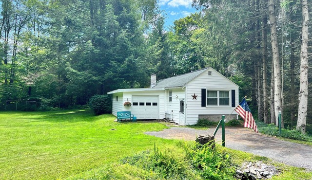 Cozy and private countryside cottage in Newfield. Pet-friendly!