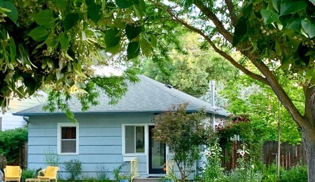 Cozy and Private East End Downtown Historic Cottage with B Yard, One Bed & Bath