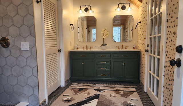 Cozy and Private Gem Cabin in the Smoky Mtns of NC, dog friendly, great views!