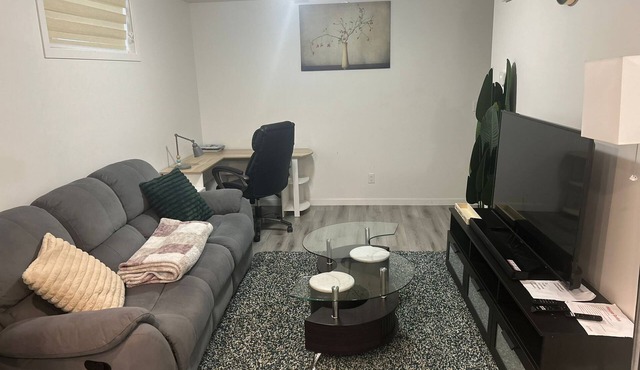 Cozy and Private Suite - Free On-Prem Parking & PS5 Available