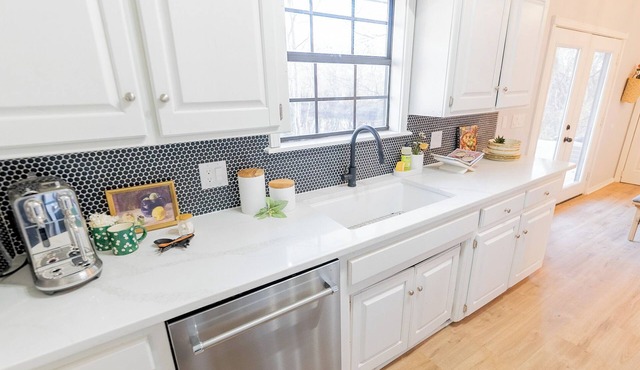 Cozy and quaint 3-bedroom Cottage with Views and Near campus