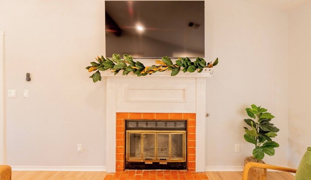 Cozy and quaint 3-bedroom Cottage with Views and Near campus