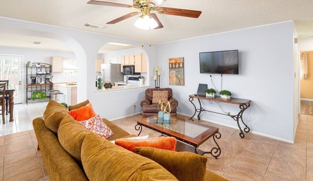 Cozy and Quaint Abode Near La Cantera/Rim