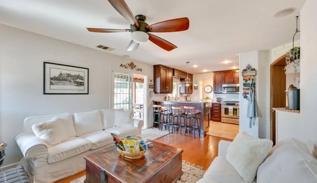 Cozy and quiet 6-bedroom retreat close to outlet mall shopping and more!