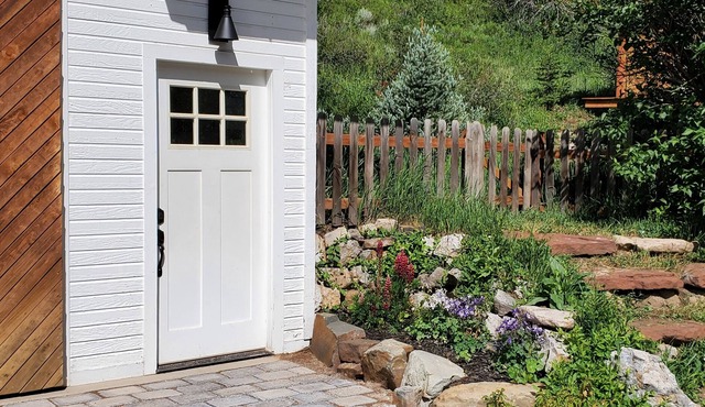 Cozy and quiet carriage house apartment in downtown Minturn.