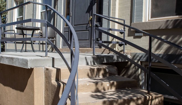 Cozy and Quiet Condo in Uptown- Walking Distance to Everything