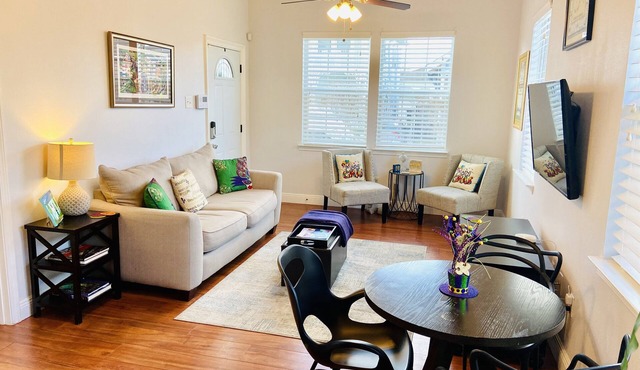 Cozy and Quiet Home Uptown Broadmoor Area