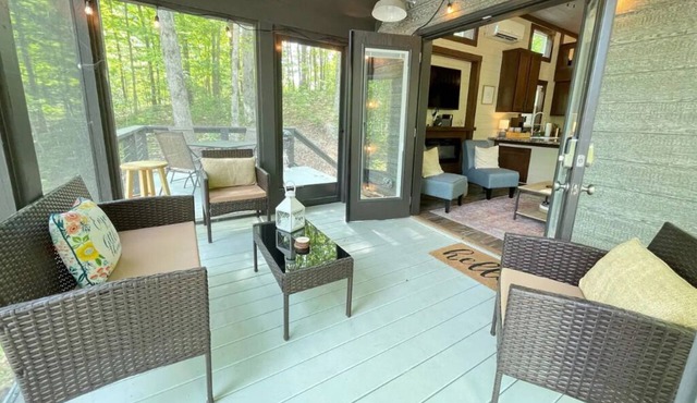 Cozy and quiet lake & mountain tiny home retreat. Fire pit + pet friendly!