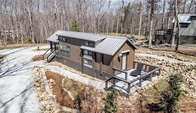 Cozy and quiet lake & mountain tiny home retreat. Fire pit + pet friendly!