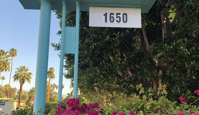Cozy and quiet Palm Springs one bed/2 bath condo near Smoke Tree shopping area!
