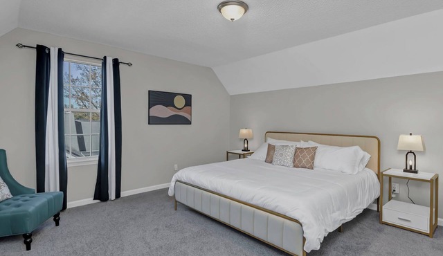 Cozy and Quiet- Private Upstairs Duplex