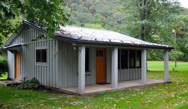 Cozy and relaxing, Modern Creekside, Trailside, Waterfront Cottage, fiber Wifi