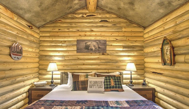 Cozy and Rustic "Bear Themed" Cabin~private pond and 7 miles to YNP entrance!
