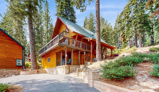 Cozy and rustic cabin with lake view, deck, grill, WiFi, & fireplace