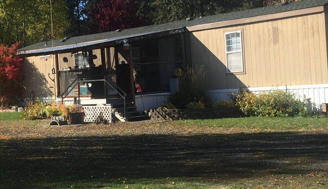 Cozy and Rustic Getaway Away From the Hustle and Bustle!