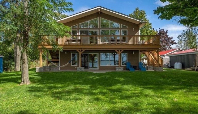 Cozy and Scenic Lakefront Cottage in Prince Edward County.