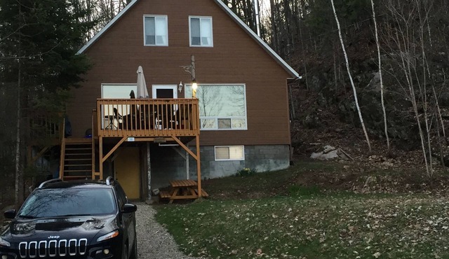 Cozy and secluded cottage on a private road. 7 minutes from all amenities.