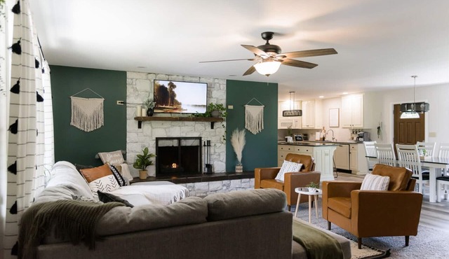 Cozy and secluded getaway with hot tub & fireplace