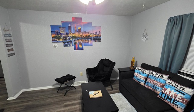 Cozy and Serene 2-bedroom pet friendly house with AC in Downtown Lorain