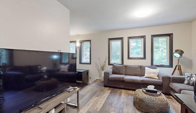 Cozy and Serene Retreat with AC, Streaming in Loretto, ON