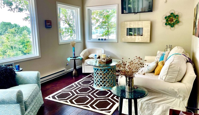 Cozy and Serene Two Bedroom Cottage on the Lake