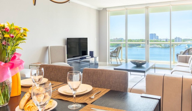 Cozy and spacious condo with amazing intracoastal views. WIFI + Parking