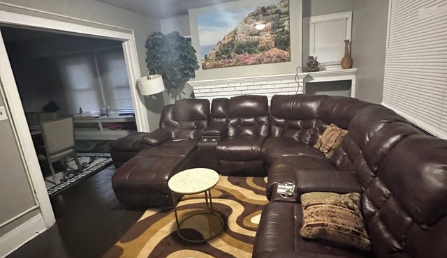 Cozy and Spacious 4-bedroom house in fabulous Cleveland with AC, WiFi