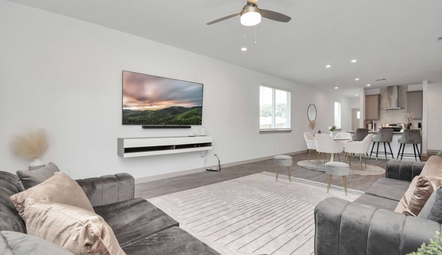 Cozy and Spacious 4-bedroom retreat near Medical Center and Downtown Houston.