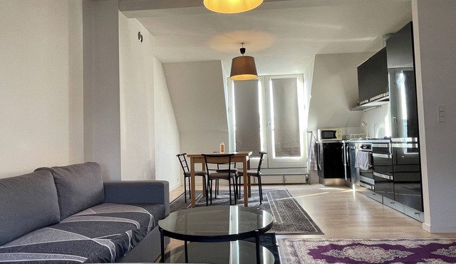 Cozy and Spacious Apartment closed to public Transport and shopping.