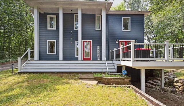 Cozy and spacious home in Twin Lakes Area.