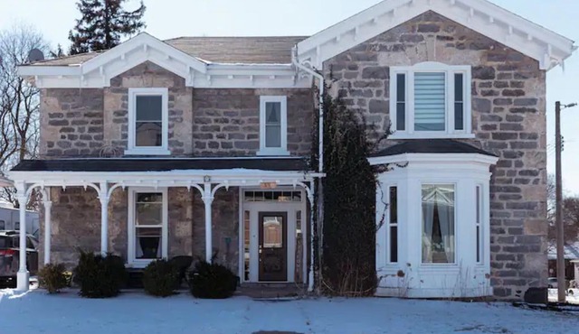 Cozy and spacious upper storey apartment with self check-in, steps from DT Galt