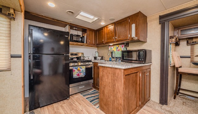 Cozy and Spacious RV- Close to Port A & Rockport!