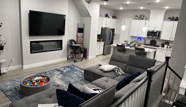 Cozy and stylish 4Bedroom 4.5bath Townhome