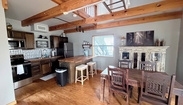 Cozy and stylish cabin on the outskirts of Van Buren, AR - 1 bed, full laundry!