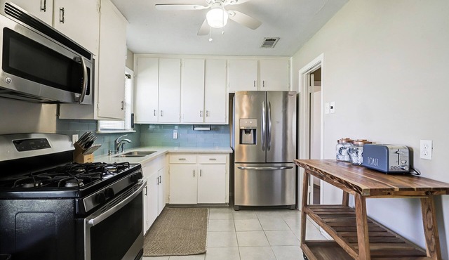 Cozy and Stylish home located 8 miles from Downtown Houston