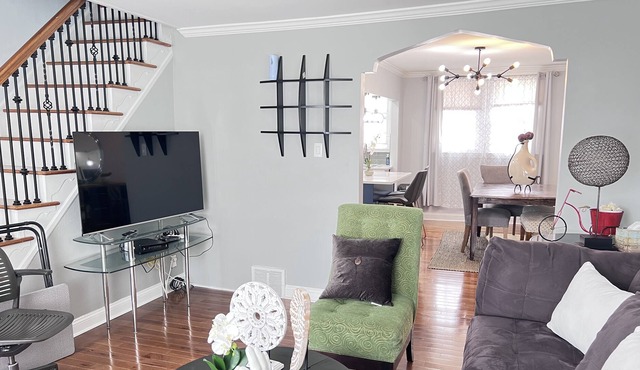 cozy and stylish! minutes from airport, sports complex and other attractions