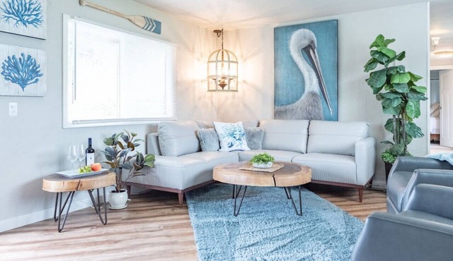 Cozy and Stylish-Walk To The Beach - Sleeps 5