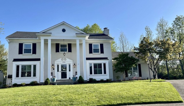 Cozy and Updated Louisville Home with 4 bedrooms and a pool table and gym!