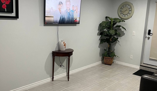 Cozy and very comfy 1 bedroom walk up suite near Canada olympic park, SW Calgary