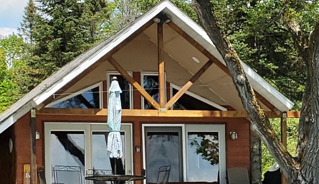 Cozy and welcoming 1 bedroom cottage on Pickerel Lake. Sleeps 4.