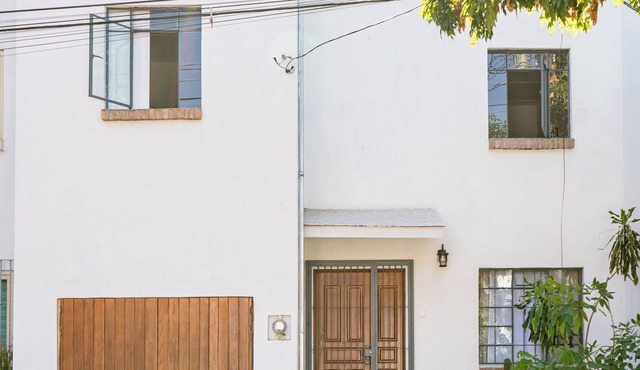 Cozy and well located in La Americana, to enjoy the neighborhood and the house!