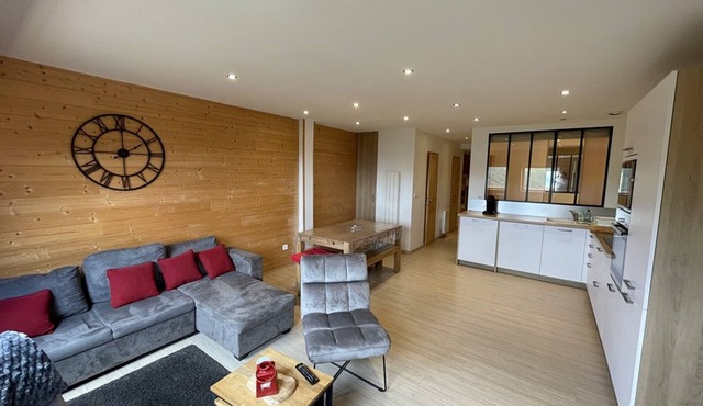 Cozy apartment sleeps 6, ski access, parking