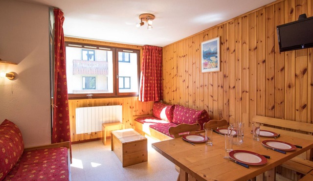 Cozy apartment 300m from slopes, sleeps 5, balcony, sheets provided, parking