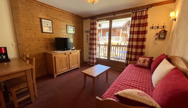 Cozy Apartment in Val Cenis Lanslebourg - 4 Guests, Pool & Sauna Access, Near Slopes