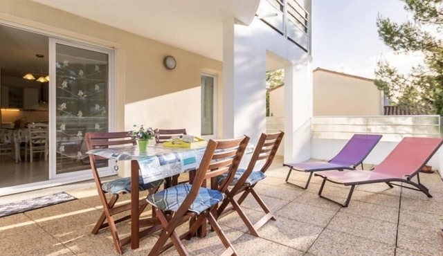 Cozy Apartment with Terrace, Parking, 300m from Beach in Saint-Brevin-les-Pins