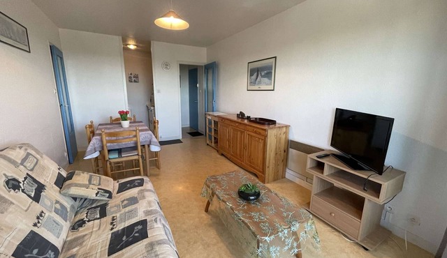 Cozy apartment near beach with balcony and sea view